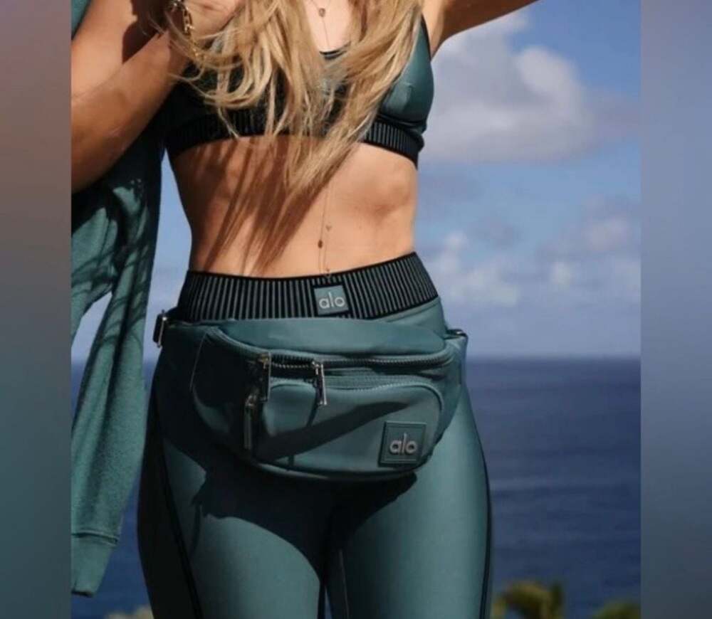 Alo Yoga Explorer Fanny Pack Winter Ivy - Picture 4 of 5